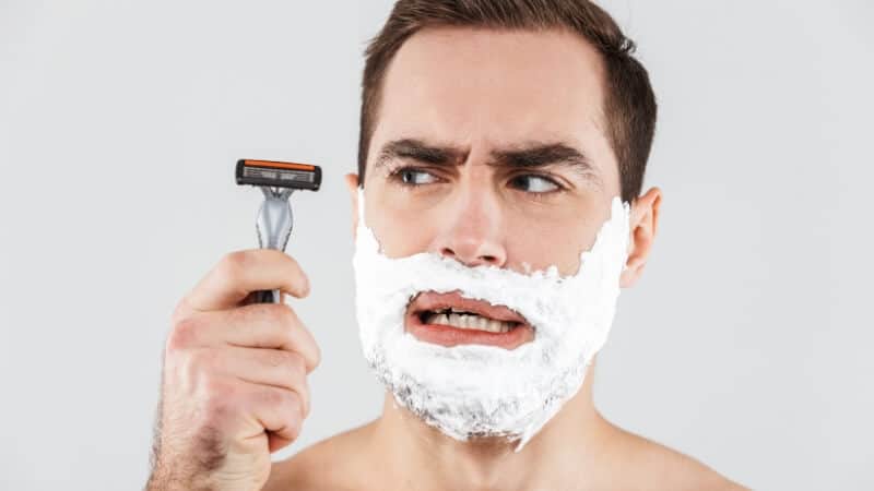 la rasatura rende la barba più spessa