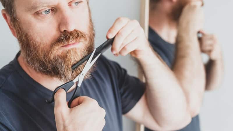 Come tagliare barba e baffi con le forbici